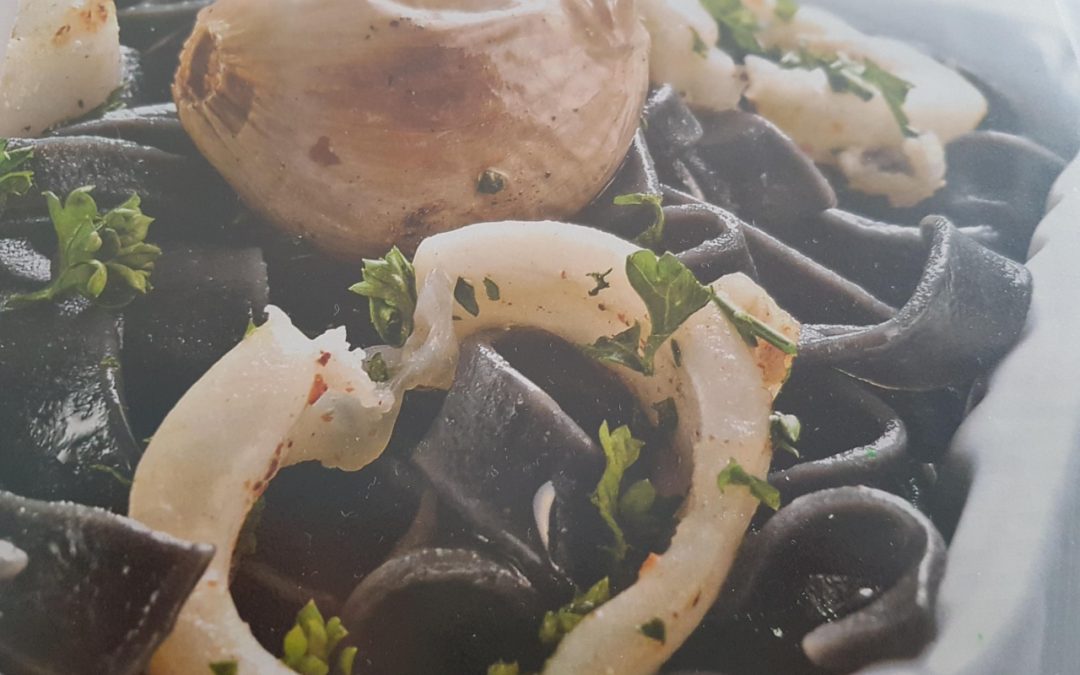Tagliatelles à l’encre de seiche et aux calamars