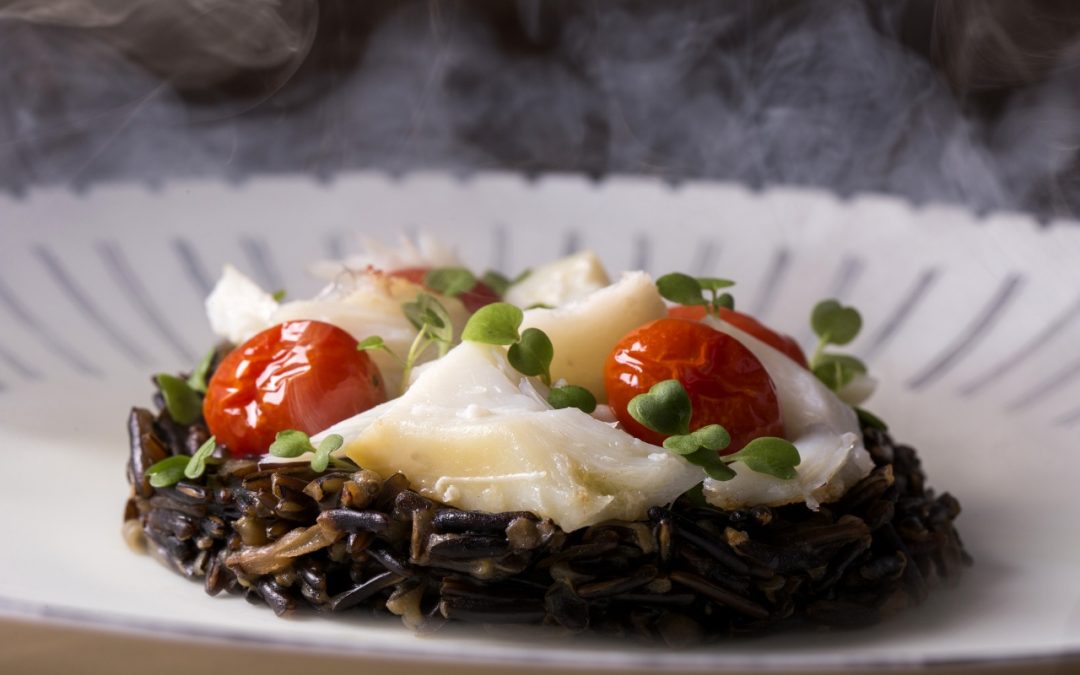 Pavé de bonite au riz venere et petits légumes